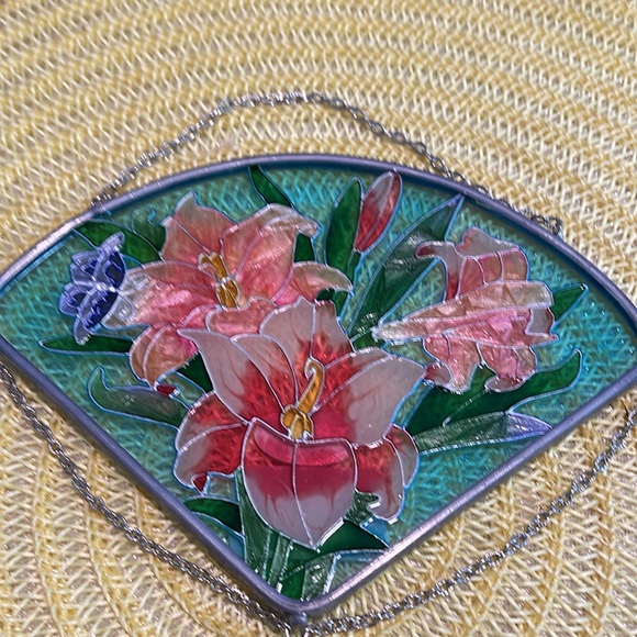 JOAN BAKER DESIGNED STAINED GLASS PINK LILIES HANDPAINTED JEWELED SUNCATCHER - Picture 8 of 12